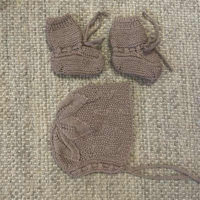 Conjunto Patucos Rosa Empolvado y Capota 0-3 meses