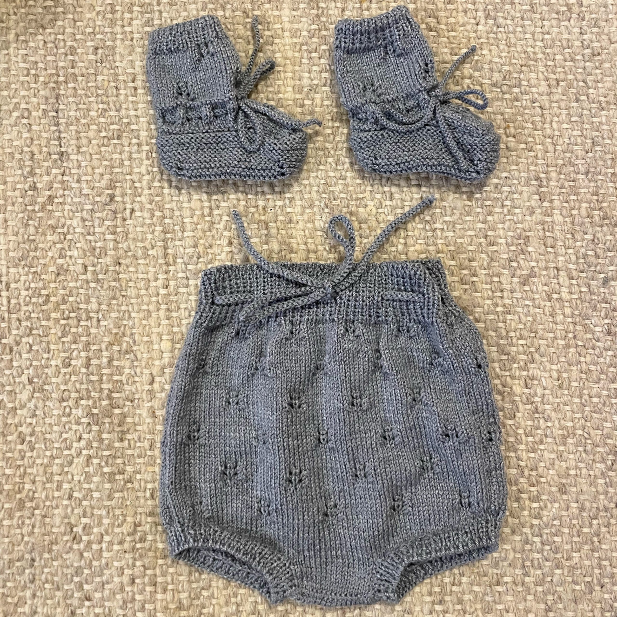 Conjunto Patucos Gris y Braguita calada